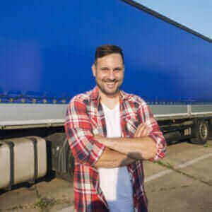 truck driver smiling 400x400 1, czas pracy kierowcy, program do rozliczania kierowców